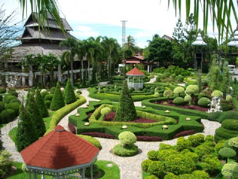 Thiết kế cảnh quan sân vườn phong cách châu Âu với cây cối được cắt tỉa gọn gàng theo các hình khối đẹp mắt