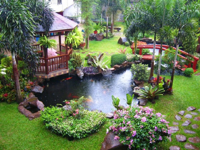 Cảnh quan sân vườn với nhiều cây cối, hoa lá giúp bạn thư giãn và giải toả stress rất tốt